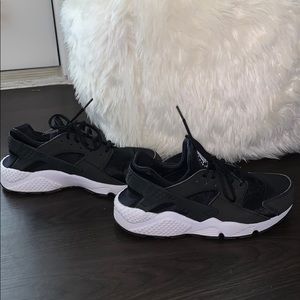 Black and white nike huaraches